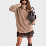 Farbe: Beiger Pullover und braunes Kleid
