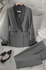 Farbe: Grau